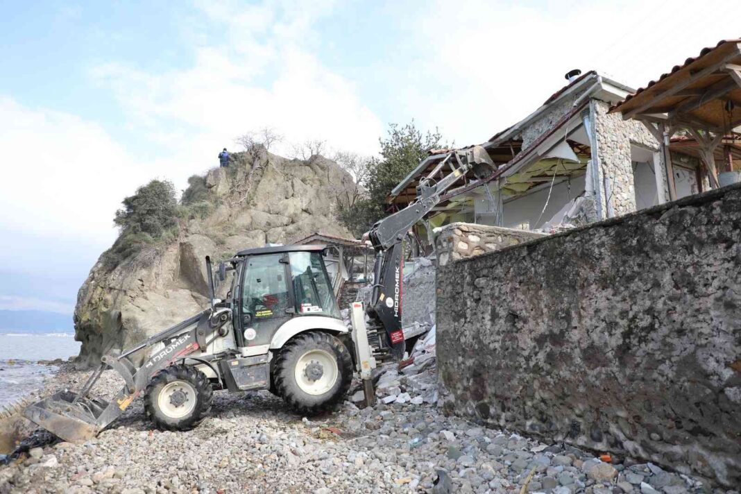 denize-sifir-yapilan-kacak-bina-yikildi-8ewfl4pS.jpg