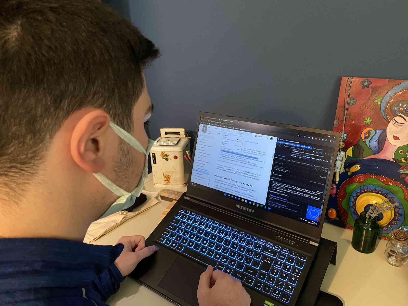 17 yaşındaki bilgisayar meraklısı lise öğrencisi, iki farklı yazılım sistemine ait herhangi birinin e-mailini link olarak attığında şifre ...