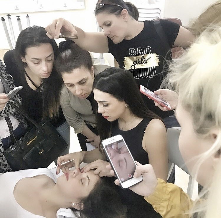 Doğal bakışlar için kirpik bakımı ve öneriler Estetik ve Güzellik Koçu Nermin Negiz, ’’Kirpik uygulamalarında son dönemde popüler olan Yumi Lashes Yöntemi’ni uyguluyoruz. Profesyonel Kirpik ...