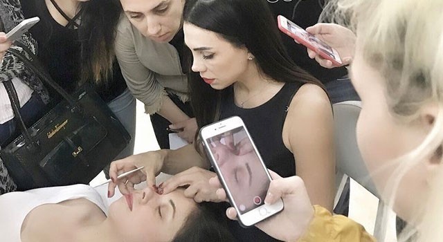 Doğal bakışlar için kirpik bakımı ve öneriler Estetik ve Güzellik Koçu Nermin Negiz, ’’Kirpik uygulamalarında son dönemde popüler olan Yumi Lashes Yöntemi’ni uyguluyoruz. Profesyonel Kirpik ...