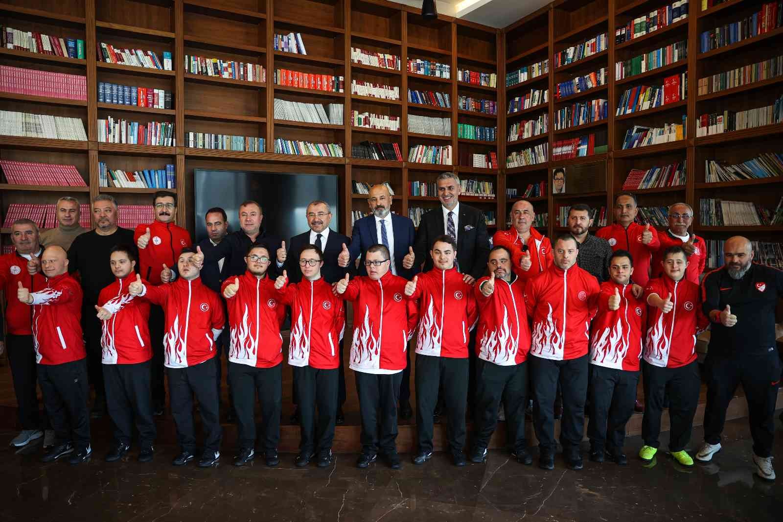 Türkiye Futbol Federasyonu’nun, ’Türkiye Futbol Oynuyor’ projesi kapsamında destek verdiği Özel Sporcular Spor Federasyonu bünyesindeki Down ...