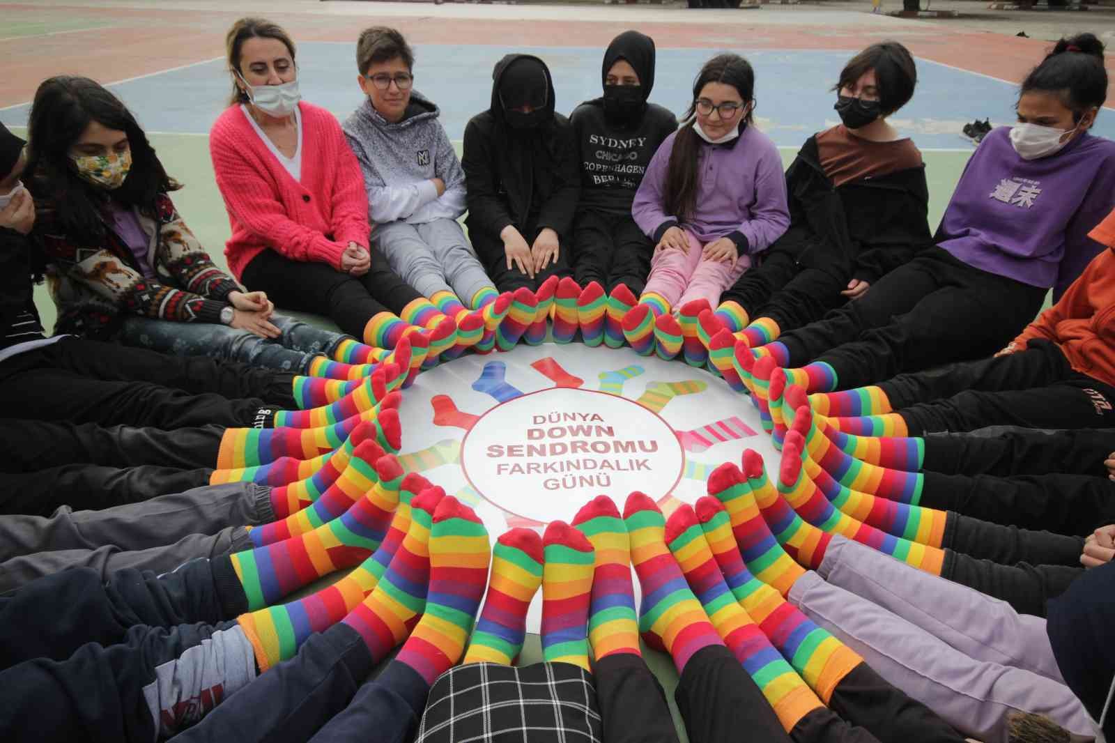 Down sendromuna dikkat çekmek için renkli çoraplar giydiler Balıkesir’in Edremit ilçesinde öğrenciler, down sendromlu çocuklara dikkat çekmek ve farkındalık oluşturmak için renkli çorap etkinliği ...