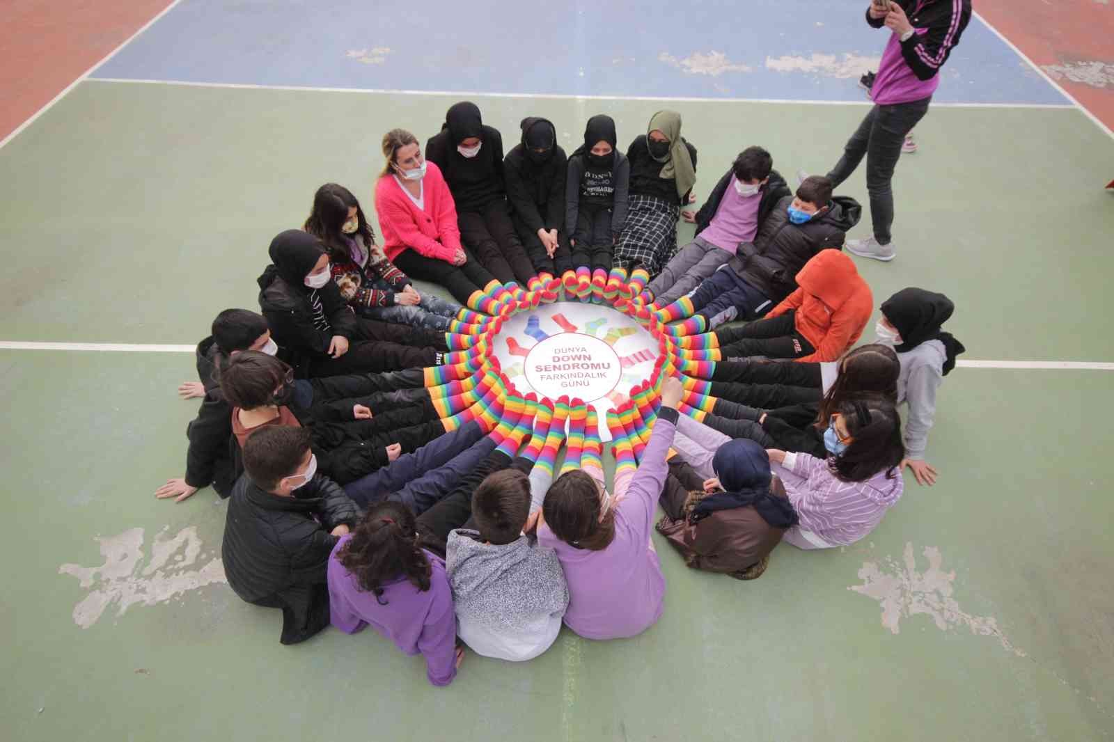 Down sendromuna dikkat çekmek için renkli çoraplar giydiler Balıkesir’in Edremit ilçesinde öğrenciler, down sendromlu çocuklara dikkat çekmek ve farkındalık oluşturmak için renkli çorap etkinliği ...