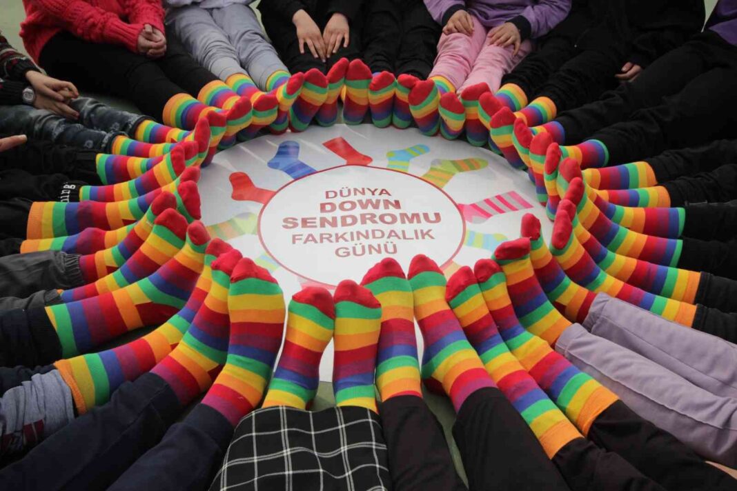 down-sendromuna-dikkat-cekmek-icin-renkli-coraplar-giydiler-6kbfxXVy.jpg