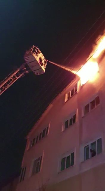 Dubleks daire alev alev yanarak kullanılamaz hale geldi Kocaeli’nin Gebze ilçesinde kiler olarak kullanıldığı düşünülen dubleks daire alev alev yanarak kullanılamaz hale geldi. Yangına müdahale ederken ...