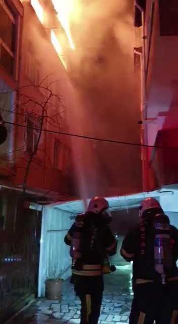 Dubleks daire alev alev yanarak kullanılamaz hale geldi Kocaeli’nin Gebze ilçesinde kiler olarak kullanıldığı düşünülen dubleks daire alev alev yanarak kullanılamaz hale geldi. Yangına müdahale ederken ...