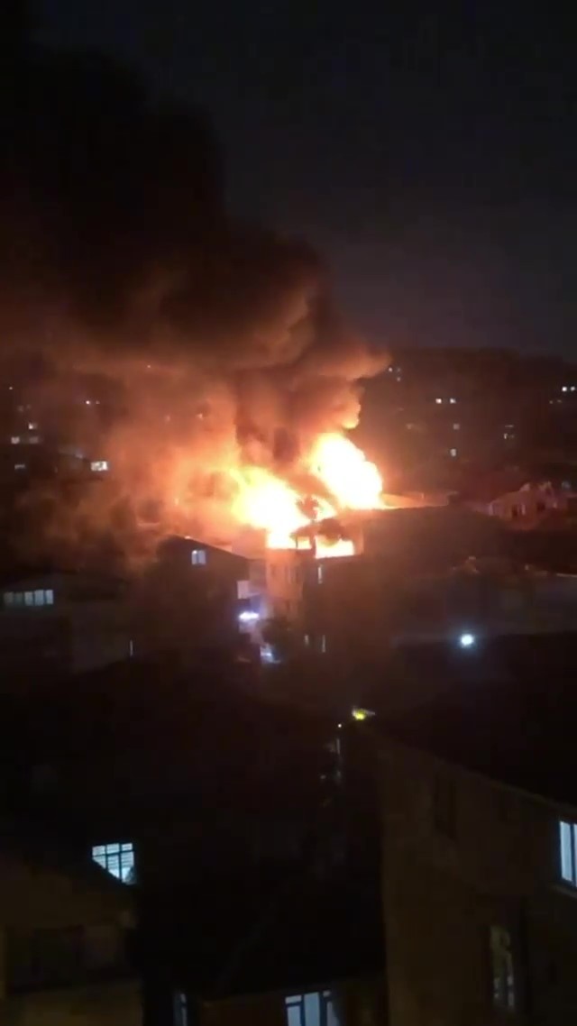 Dubleks daire alev alev yanarak kullanılamaz hale geldi Kocaeli’nin Gebze ilçesinde kiler olarak kullanıldığı düşünülen dubleks daire alev alev yanarak kullanılamaz hale geldi. Yangına müdahale ederken ...