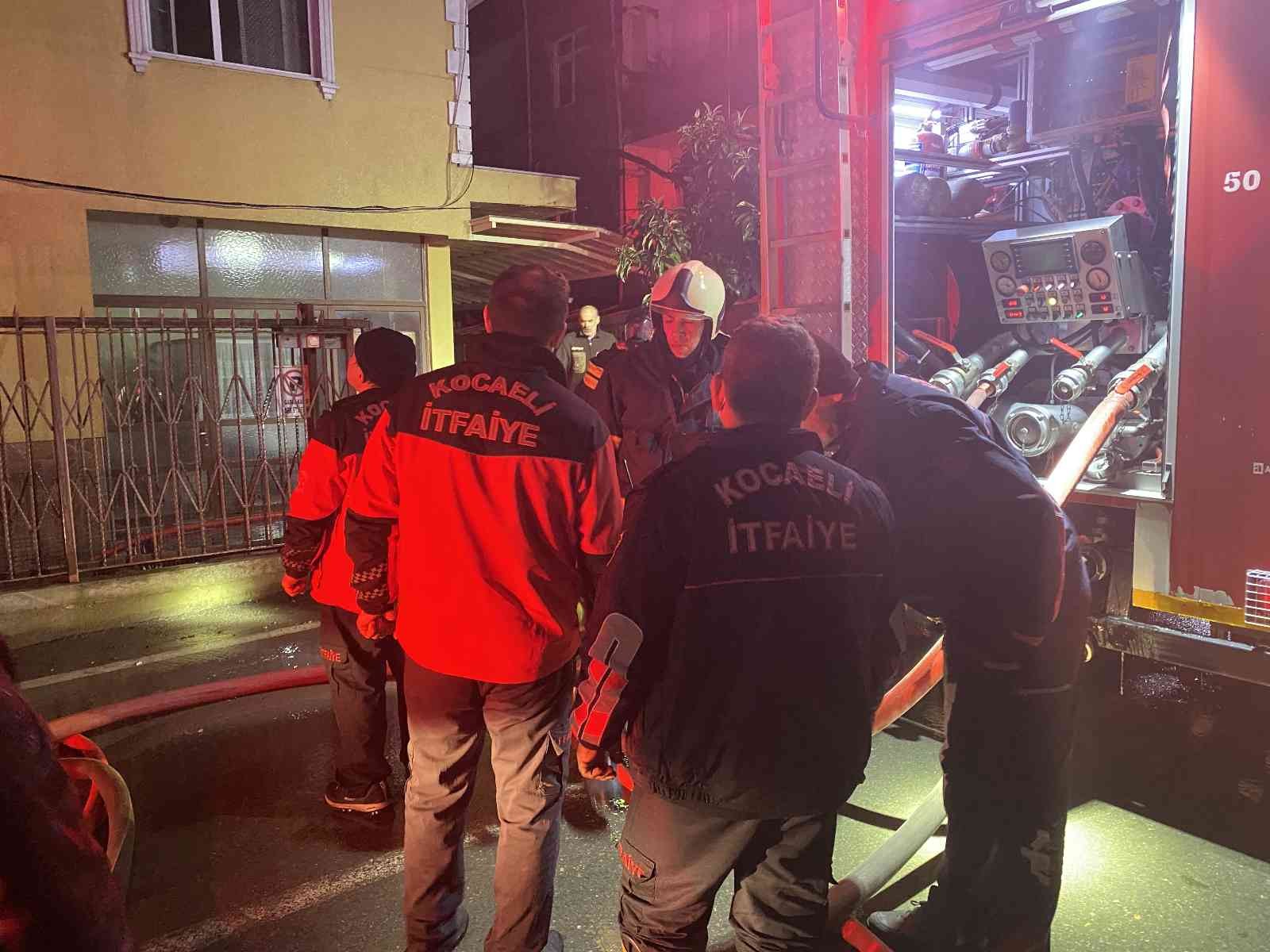 Dubleks daire alev alev yanarak kullanılamaz hale geldi Kocaeli’nin Gebze ilçesinde kiler olarak kullanıldığı düşünülen dubleks daire alev alev yanarak kullanılamaz hale geldi. Yangına müdahale ederken ...