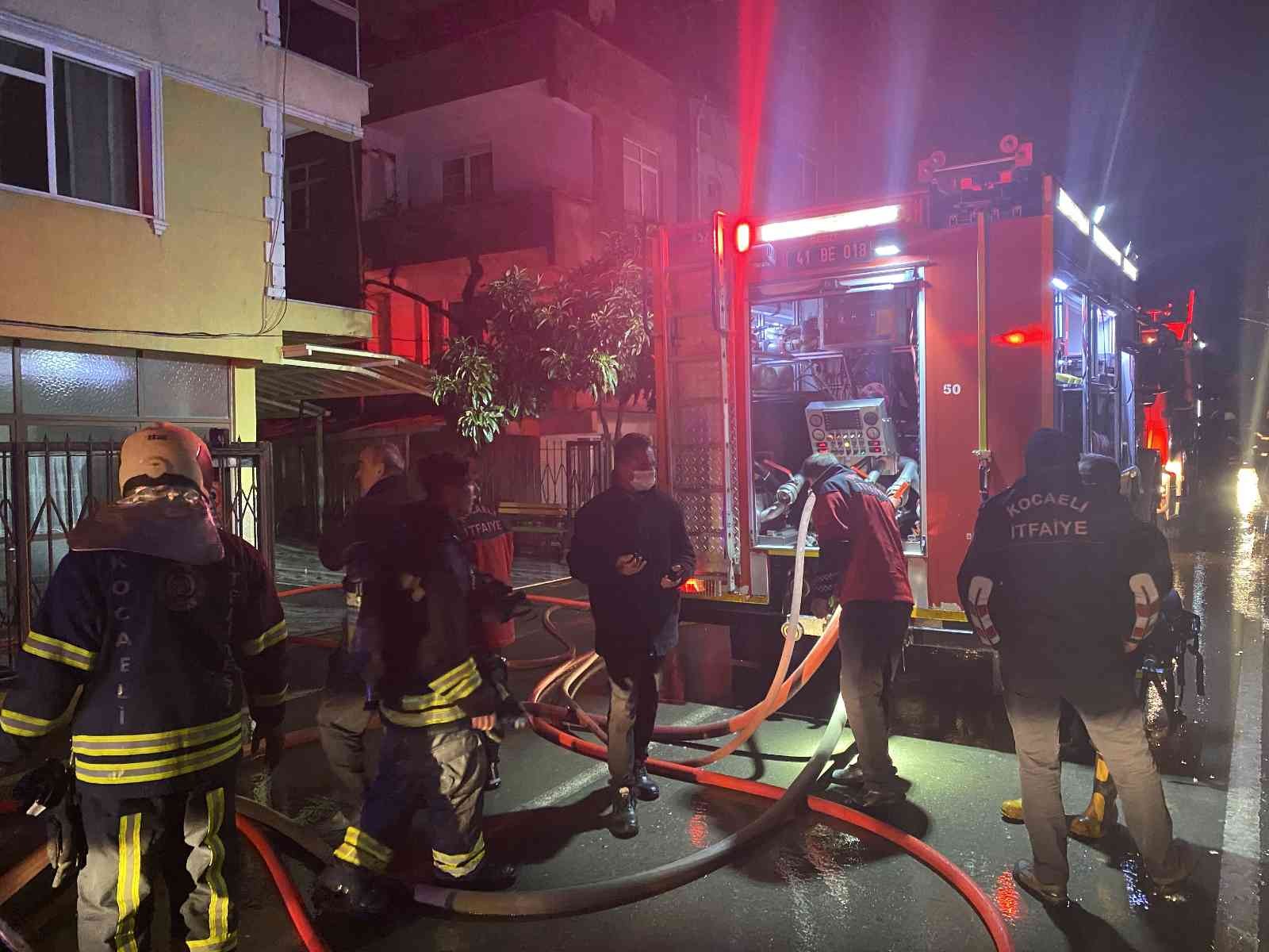 Dubleks daire alev alev yanarak kullanılamaz hale geldi Kocaeli’nin Gebze ilçesinde kiler olarak kullanıldığı düşünülen dubleks daire alev alev yanarak kullanılamaz hale geldi. Yangına müdahale ederken ...