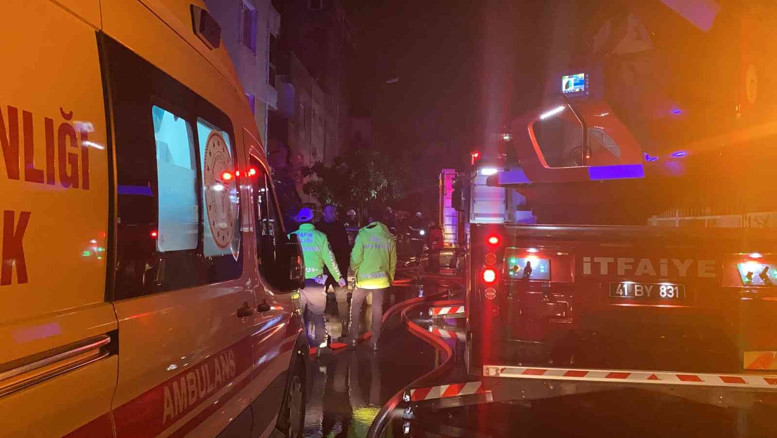 Dubleks daire alev alev yanarak kullanılamaz hale geldi Kocaeli’nin Gebze ilçesinde kiler olarak kullanıldığı düşünülen dubleks daire alev alev yanarak kullanılamaz hale geldi. Yangına müdahale ederken ...