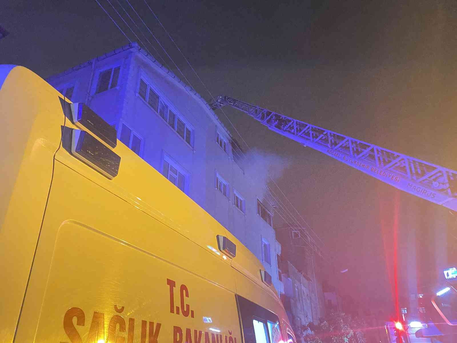 Dubleks daire alev alev yanarak kullanılamaz hale geldi Kocaeli’nin Gebze ilçesinde kiler olarak kullanıldığı düşünülen dubleks daire alev alev yanarak kullanılamaz hale geldi. Yangına müdahale ederken ...