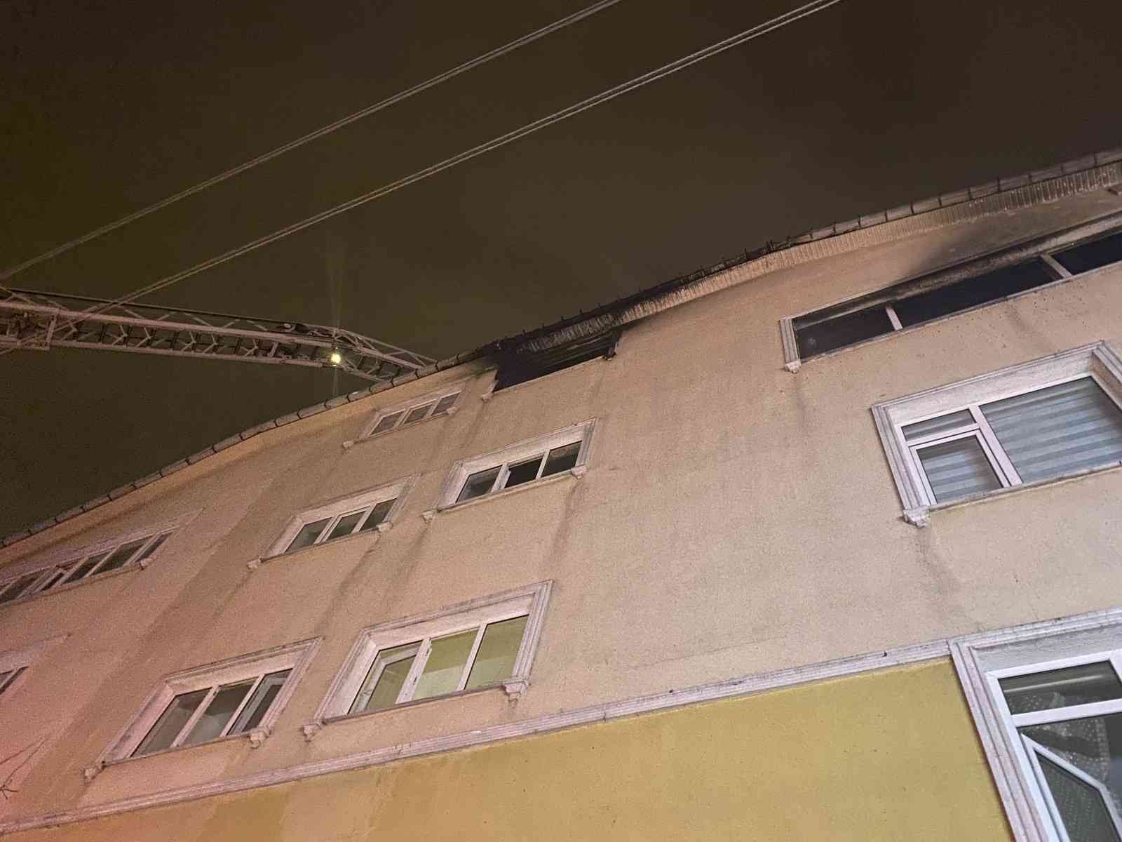 Dubleks daire alev alev yanarak kullanılamaz hale geldi Kocaeli’nin Gebze ilçesinde kiler olarak kullanıldığı düşünülen dubleks daire alev alev yanarak kullanılamaz hale geldi. Yangına müdahale ederken ...