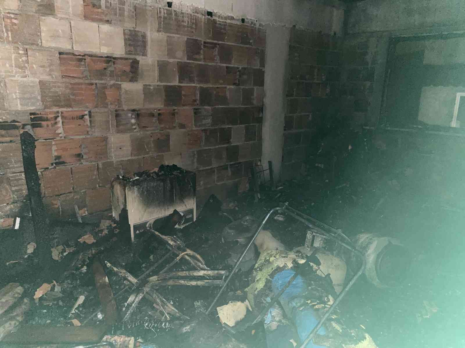 Dubleks daire alev alev yanarak kullanılamaz hale geldi Kocaeli’nin Gebze ilçesinde kiler olarak kullanıldığı düşünülen dubleks daire alev alev yanarak kullanılamaz hale geldi. Yangına müdahale ederken ...