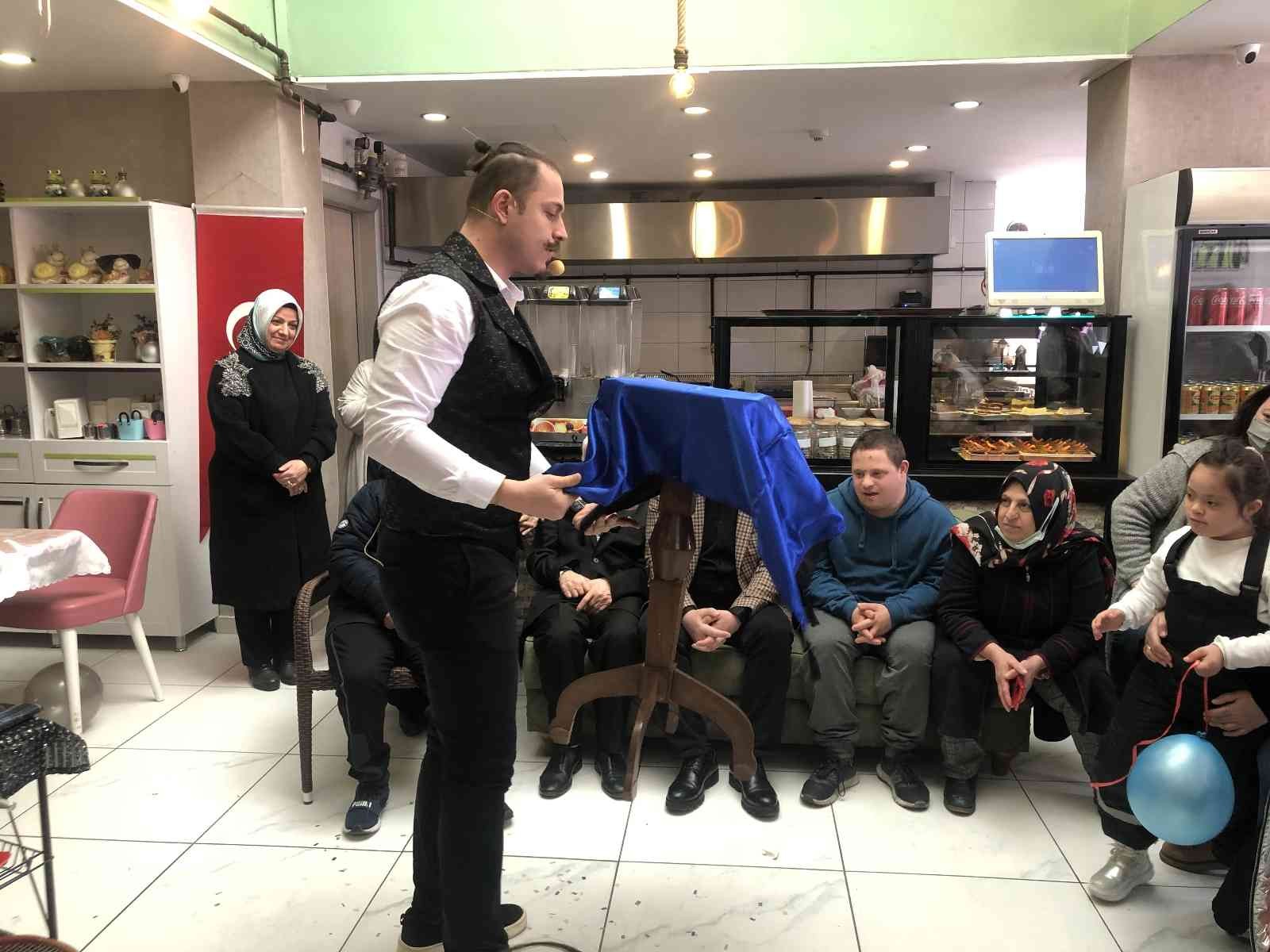 Dünya Down Sendromu Farkındalık Günü’nde Bayrampaşa’da anlamlı etkinlik Dünya Down Sendromu Farkındalık Günü nedeniyle Bayrampaşa’da down sendromlu çocuklara özel etkinlik düzenlendi. Bayrampaşa Belediye Başkanı Atila ...