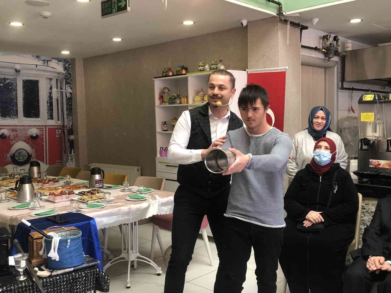 Dünya Down Sendromu Farkındalık Günü’nde Bayrampaşa’da anlamlı etkinlik Dünya Down Sendromu Farkındalık Günü nedeniyle Bayrampaşa’da down sendromlu çocuklara özel etkinlik düzenlendi. Bayrampaşa Belediye Başkanı Atila ...