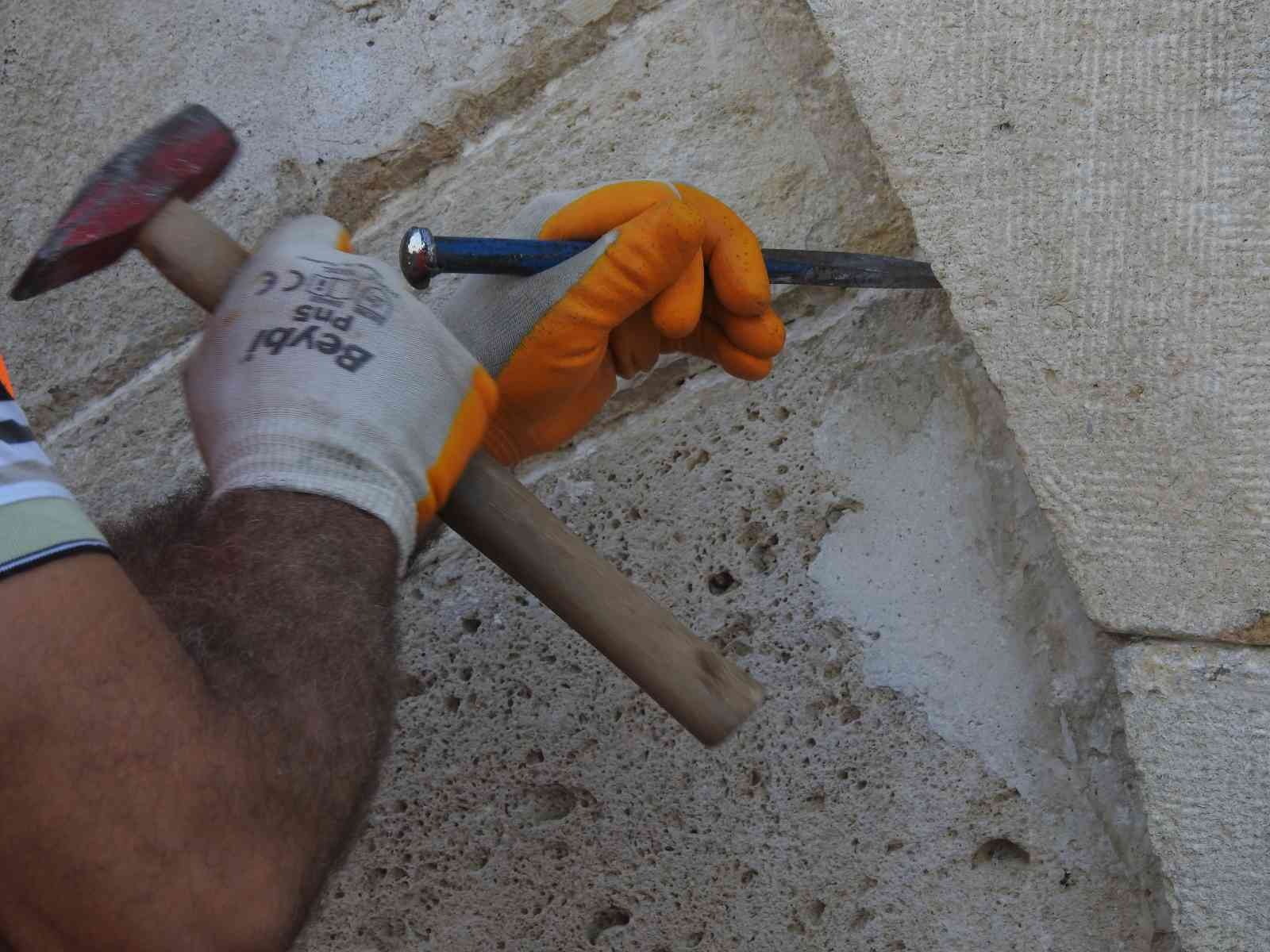 Dünyanın en uzun taş köprüsü Uzunköprü’de çalışmalar hızla ilerliyor Bin 392 metre uzunluğunda ve 174 kemeri ile dünyanın en uzun taş köprüsü olma özelliğine sahip Uzunköprü’de aslına uygun şekilde başlayan ...