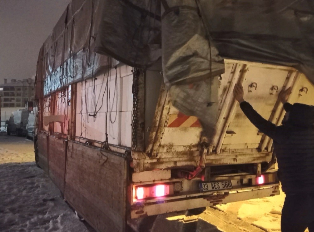 Durdurulan kamyonda milyonlarca makaron ele geçirildi Kocaeli’de polis ekipleri TEM Otoyolunda durdurulan kamyonda 7 milyon 500 bin adet kaçak makaron ele geçirildi. Kocaeli Emniyet Müdürlüğü ...