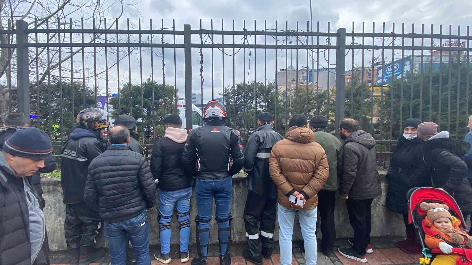 E-5 Karayolu’nda feci kaza: 1 ölü, 1 yaralı E-5 Karayolu Kağıthane Darülaceze mevkisinde hafriyat kamyonunun sıkıştırdığı iddia edilen motosikleti kullanan Ahmet Han Artukoğlu kamyonun ...