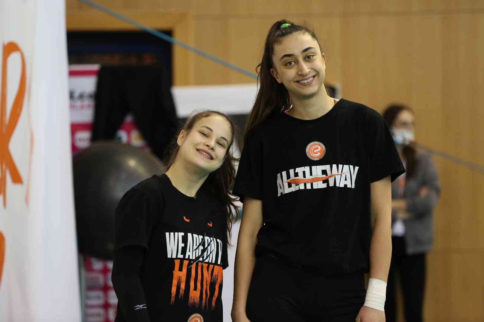 Eczacıbaşı Dynavit, Fenerbahçe Opet derbisine hazırlanıyor Misli.com Sultanlar Ligi 24. hafta mücadelesinde Eczacıbaşı Dynavit, Fenerbahçe Opet’e konuk olacak. CEV Kupası finali birinci maçında Alman ...