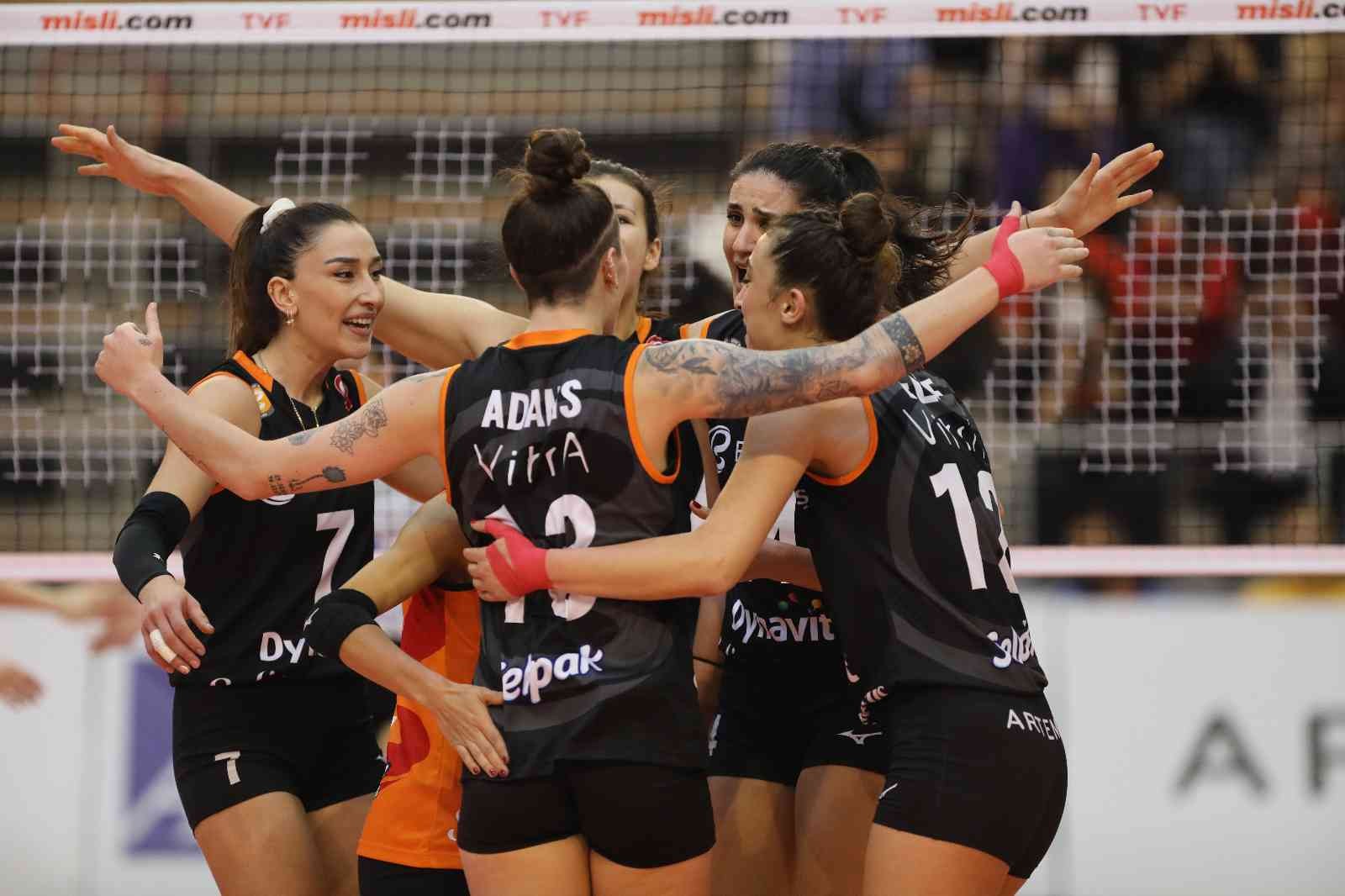 Eczacıbaşı Dynavit, Fenerbahçe Opet derbisine hazırlanıyor Misli.com Sultanlar Ligi 24. hafta mücadelesinde Eczacıbaşı Dynavit, Fenerbahçe Opet’e konuk olacak. CEV Kupası finali birinci maçında Alman ...