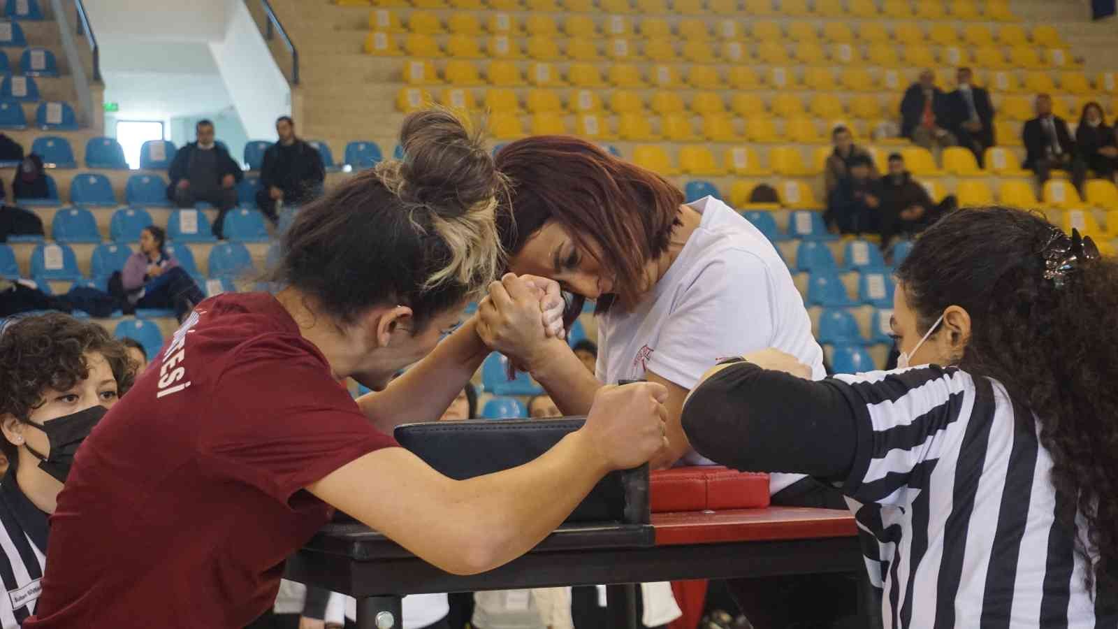 Türkiye’nin çeşitli bölgelerinden 34 üniversitenin ve yaklaşık 200 sporcunun katılım sağladığı ’Üniversitelerarası Bilek Güreşi’ yarışması ...