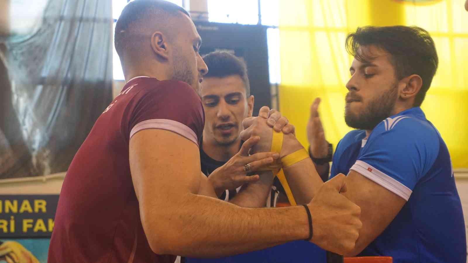 Edirne, ’Üniversitelerarası Bilek Güreşi’ yarışmasına ev sahipliği yapıyor Türkiye’nin çeşitli bölgelerinden 34 üniversitenin ve yaklaşık 200 sporcunun katılım sağladığı ’Üniversitelerarası Bilek Güreşi’ yarışması ...