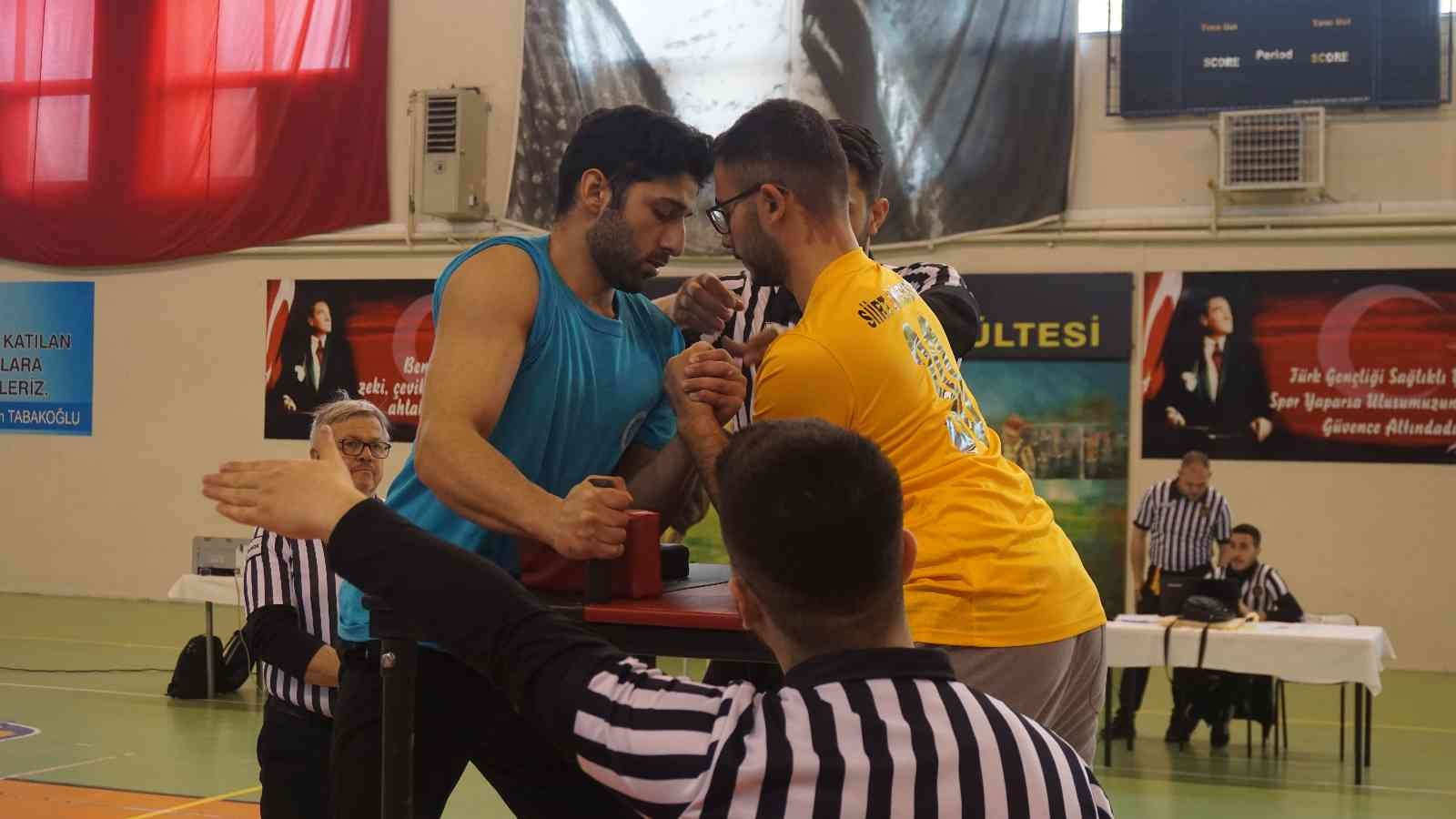 Edirne, ’Üniversitelerarası Bilek Güreşi’ yarışmasına ev sahipliği yapıyor Türkiye’nin çeşitli bölgelerinden 34 üniversitenin ve yaklaşık 200 sporcunun katılım sağladığı ’Üniversitelerarası Bilek Güreşi’ yarışması ...