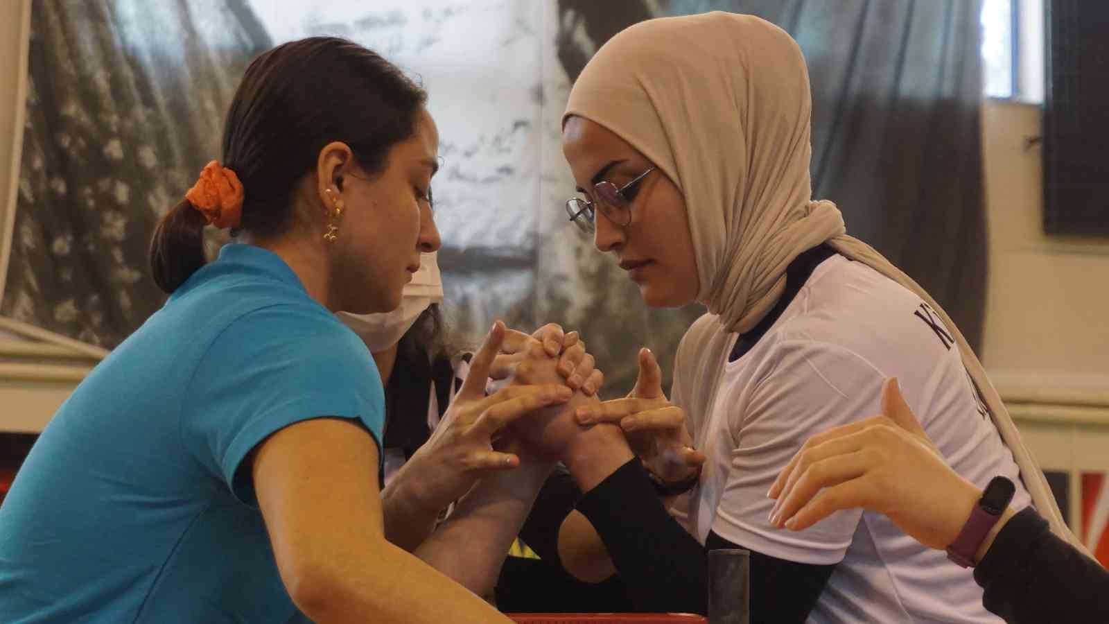 Edirne, ’Üniversitelerarası Bilek Güreşi’ yarışmasına ev sahipliği yapıyor Türkiye’nin çeşitli bölgelerinden 34 üniversitenin ve yaklaşık 200 sporcunun katılım sağladığı ’Üniversitelerarası Bilek Güreşi’ yarışması ...