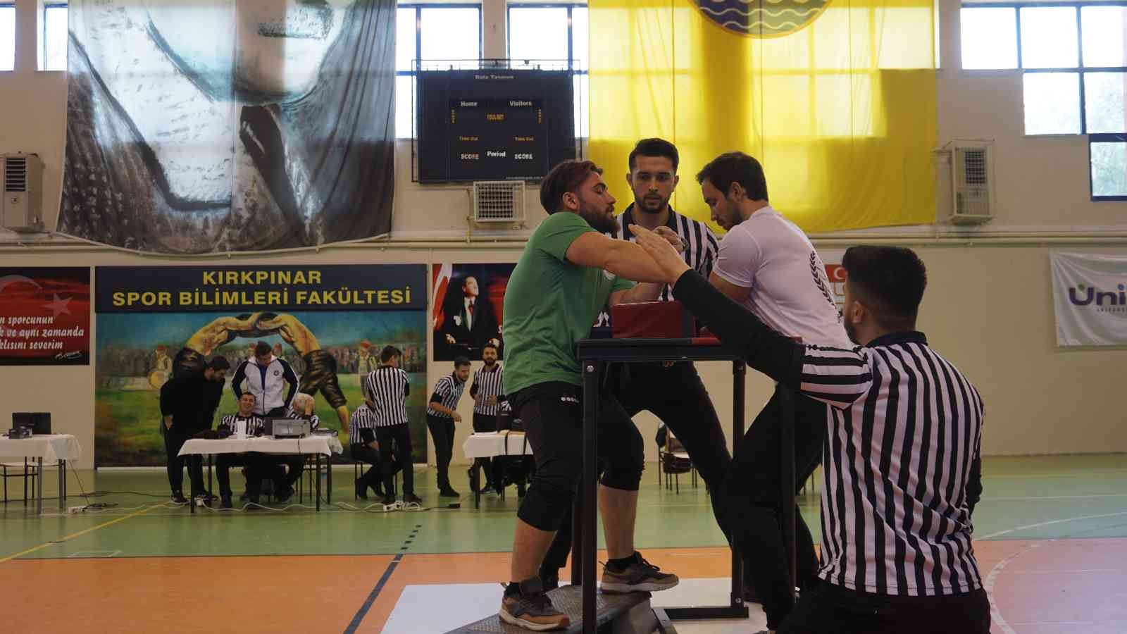 Edirne, ’Üniversitelerarası Bilek Güreşi’ yarışmasına ev sahipliği yapıyor Türkiye’nin çeşitli bölgelerinden 34 üniversitenin ve yaklaşık 200 sporcunun katılım sağladığı ’Üniversitelerarası Bilek Güreşi’ yarışması ...