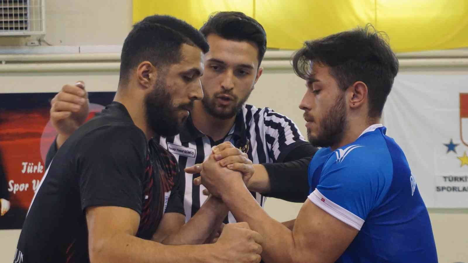 Edirne, ’Üniversitelerarası Bilek Güreşi’ yarışmasına ev sahipliği yapıyor Türkiye’nin çeşitli bölgelerinden 34 üniversitenin ve yaklaşık 200 sporcunun katılım sağladığı ’Üniversitelerarası Bilek Güreşi’ yarışması ...