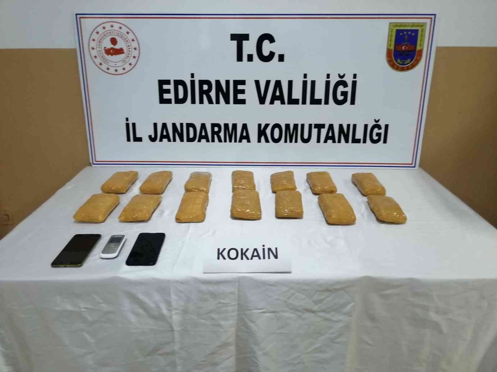Edirne’de 7 kilo kokain ele geçirildi Edirne Jandarma Komutanlığı ekiplerince, Bulgaristan’dan yurda sokulan 7 kilogram kokain takip sonucu İstanbul’da yakalandı. Bulgaristan’dan ...