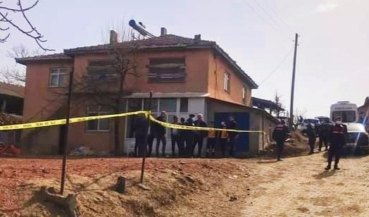 Edirne’de aile katliamı: 4 kişi öldürülmüş halde bulundu Edirne’nin Uzunköprü ilçesinde aynı aileden 4 kişi silahla vurulmuş halde ölü olarak bulundu. İddialara göre, Uzunköprü’nün Elmalı Köyünde ...