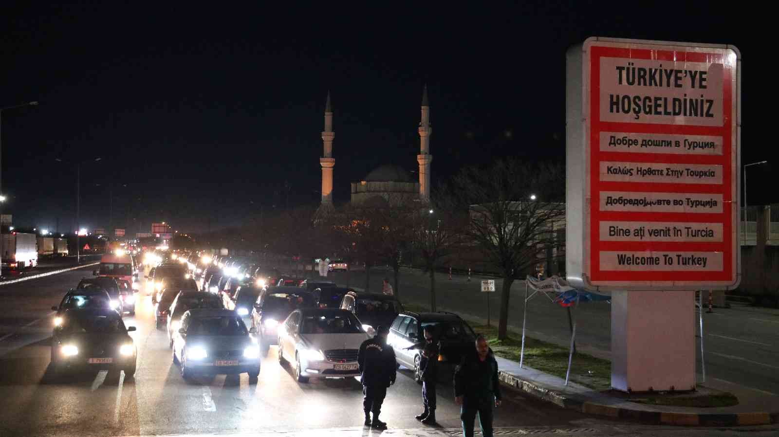 Edirne’de günübirlik alışverişlerini yapan Bulgaristan vatandaşları ülkelerine geri dönerken Kapıkule Sınır Kapısında uzun araç kuyruğu oluşturdu ...