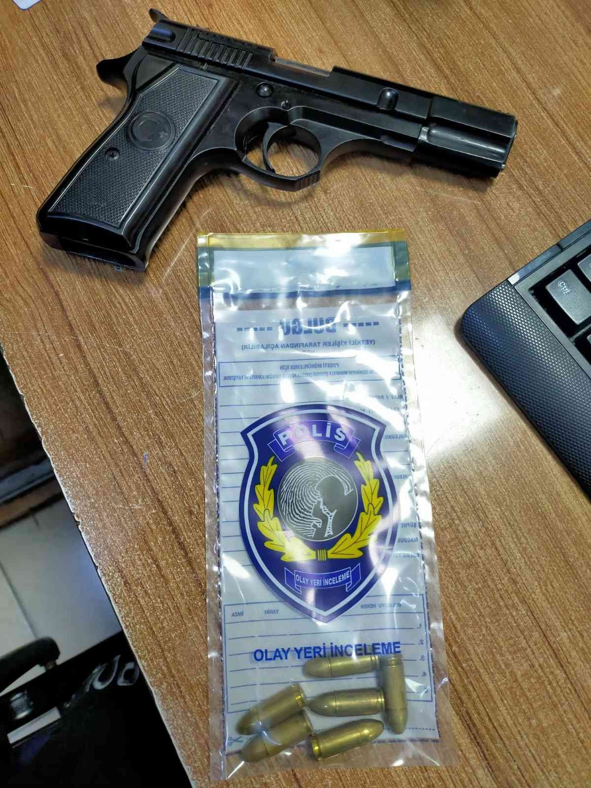 Edirne’de kaza yapan araçta ruhsatsız tabanca ve fişek ele geçirildi Edirne’nin Keşan ilçesinde kaza yapan araçta yapılan aramada 1 adet ruhsatsız tabanca ve bu tabancaya ait 6 adet fişek ele geçirildi. Edinilen ...