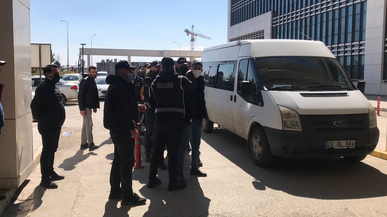 Edirne’de suç örgütüne şafak operasyonu: 11 gözaltı Edirne’de silahlı suç örgütüne yönelik çeşitli adrese düzenlenen eş zamanlı şafak operasyonunda gözaltına alınan 11 şüpheliden 6’sı tutuklandı ...