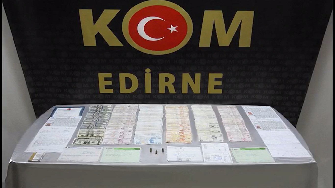 Edirne’de suç örgütüne şafak operasyonu: 11 gözaltı Edirne’de silahlı suç örgütüne yönelik çeşitli adrese düzenlenen eş zamanlı şafak operasyonunda gözaltına alınan 11 şüpheliden 6’sı tutuklandı ...