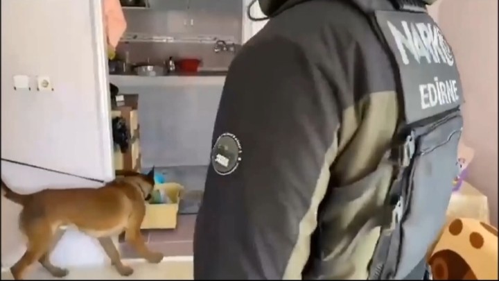 Edirne’de uyuşturucu operasyonunda 11 adrese baskın yapıldı Edirne’de uyuşturucu satıcılarına yönelik 11 adrese gerçekleştirilen operasyonda 15 şüpheli gözaltına alındı, çok sayıda uyuşturucu madde ele ...