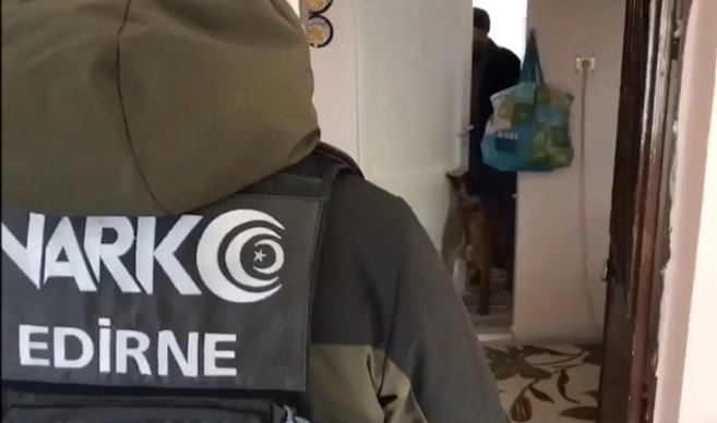 Edirne’de uyuşturucu operasyonunda 11 adrese baskın yapıldı Edirne’de uyuşturucu satıcılarına yönelik 11 adrese gerçekleştirilen operasyonda 15 şüpheli gözaltına alındı, çok sayıda uyuşturucu madde ele ...