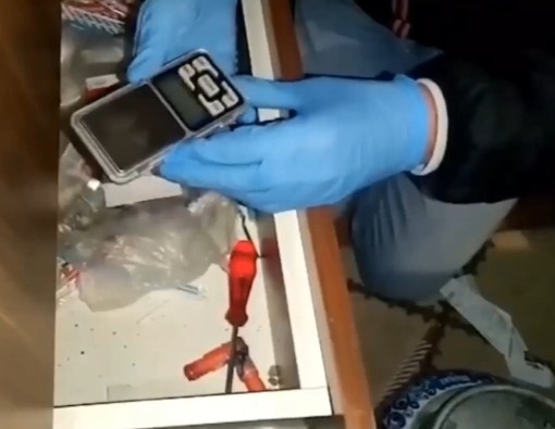 Edirne’de uyuşturucu operasyonunda 11 adrese baskın yapıldı Edirne’de uyuşturucu satıcılarına yönelik 11 adrese gerçekleştirilen operasyonda 15 şüpheli gözaltına alındı, çok sayıda uyuşturucu madde ele ...