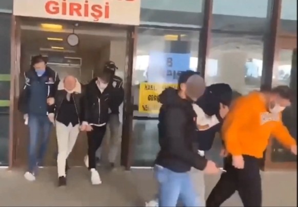 Edirne’de uyuşturucu operasyonunda 11 adrese baskın yapıldı Edirne’de uyuşturucu satıcılarına yönelik 11 adrese gerçekleştirilen operasyonda 15 şüpheli gözaltına alındı, çok sayıda uyuşturucu madde ele ...