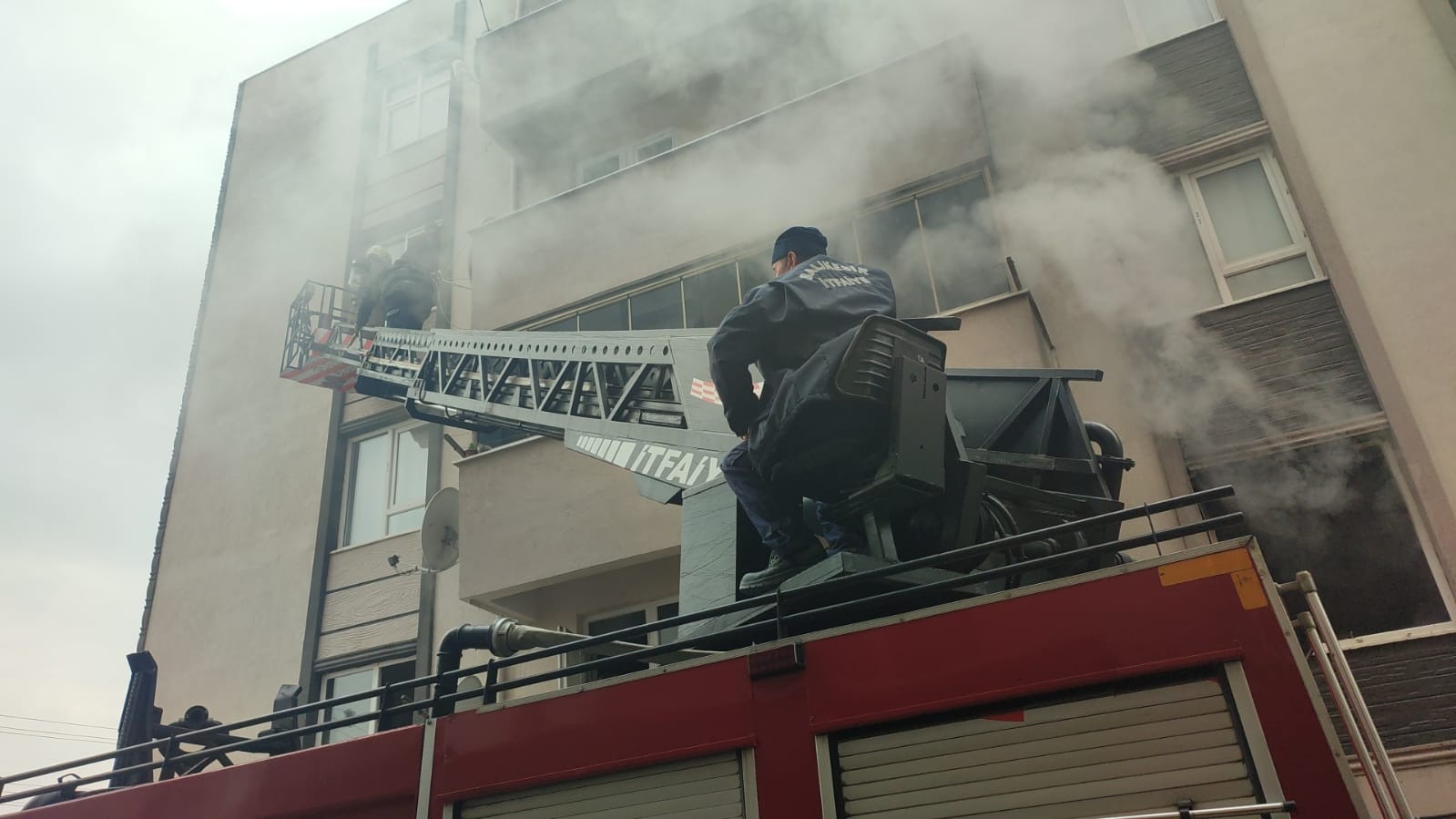 Edremit’te yangında can pazarı... Balıkesir’in Edremit ilçesinde çok katlı bir binada çıkan yangında mahsur kalan vatandaşlar itfaiye tarafından kurtarıldı. Edinilen bilgiye göre ...