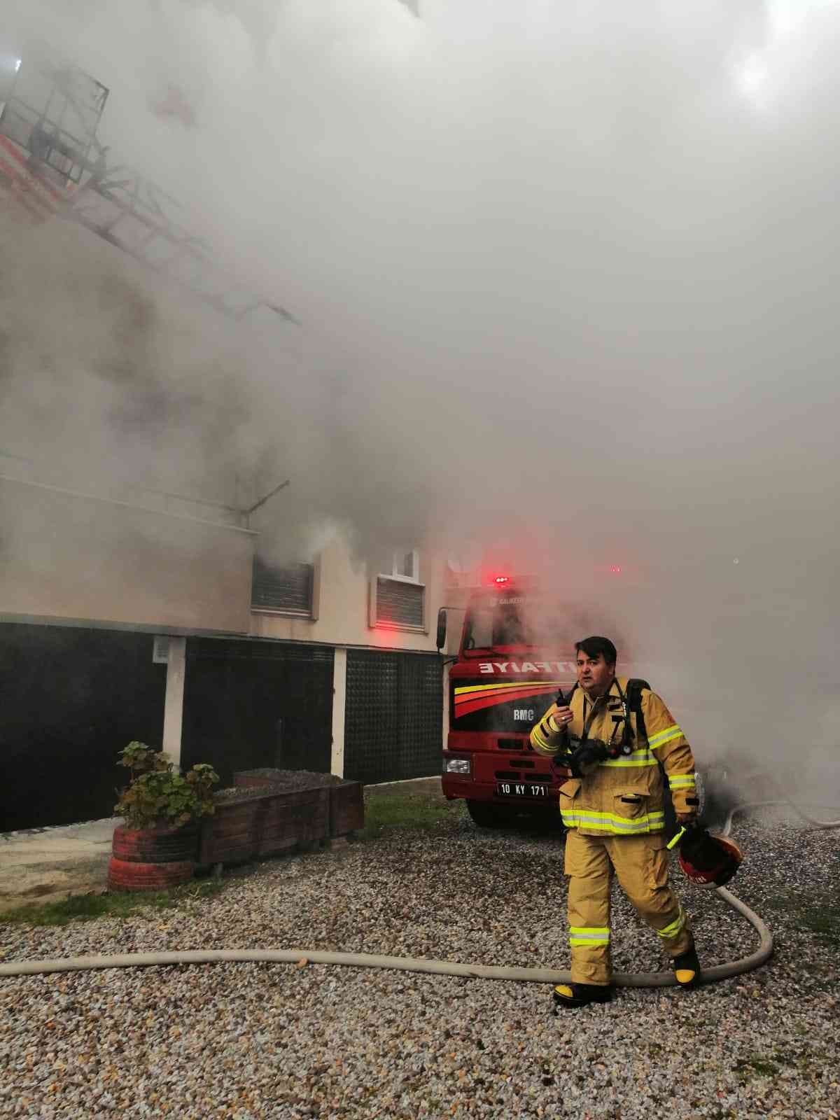 Edremit’te yangında can pazarı... Balıkesir’in Edremit ilçesinde çok katlı bir binada çıkan yangında mahsur kalan vatandaşlar itfaiye tarafından kurtarıldı. Edinilen bilgiye göre ...