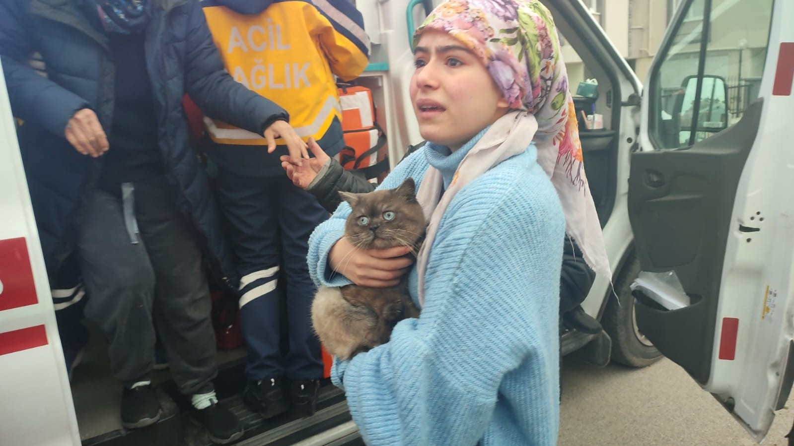 Edremit’te yangında can pazarı... Balıkesir’in Edremit ilçesinde çok katlı bir binada çıkan yangında mahsur kalan vatandaşlar itfaiye tarafından kurtarıldı. Edinilen bilgiye göre ...