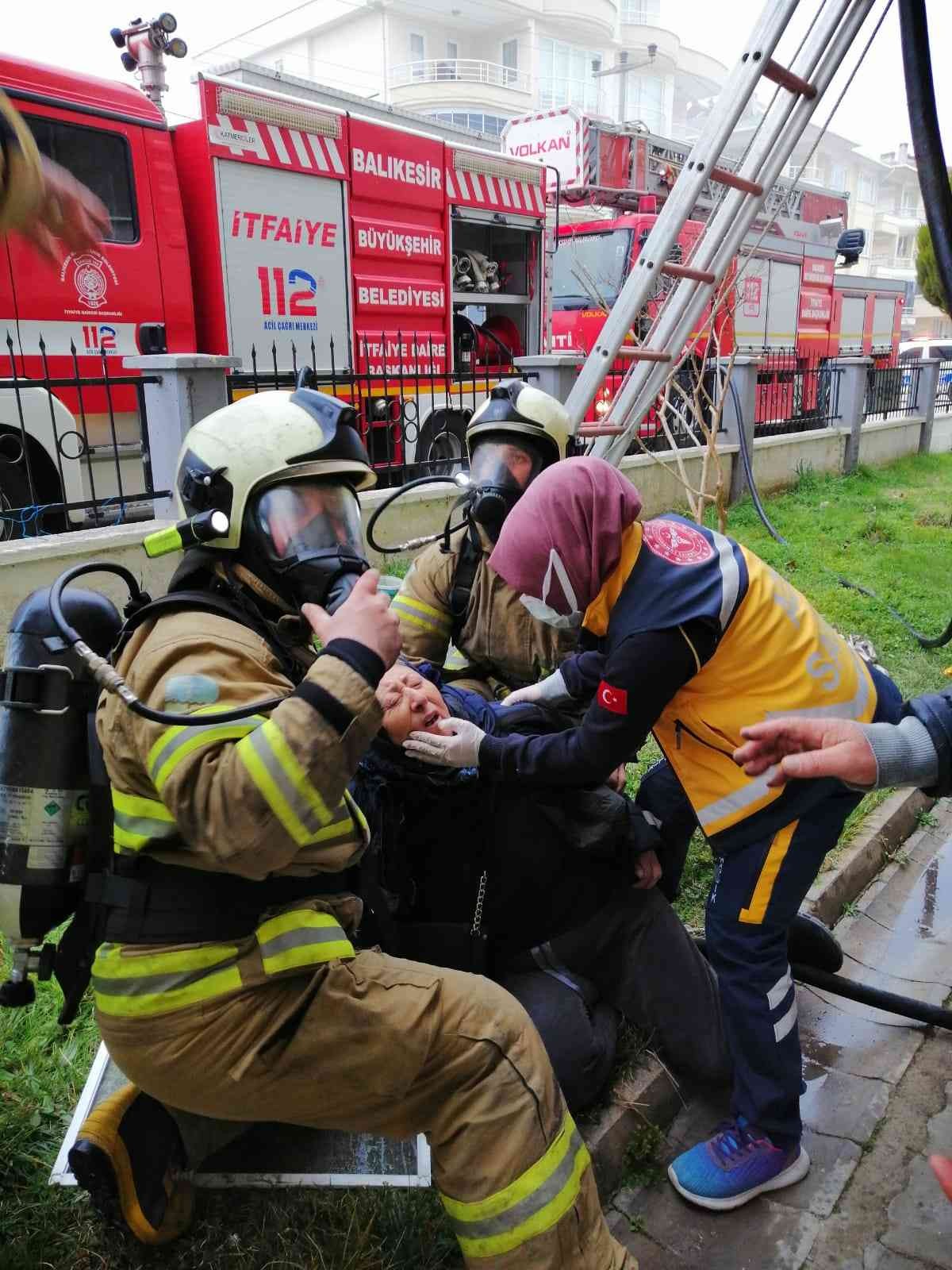 Edremit’te yangında can pazarı... Balıkesir’in Edremit ilçesinde çok katlı bir binada çıkan yangında mahsur kalan vatandaşlar itfaiye tarafından kurtarıldı. Edinilen bilgiye göre ...