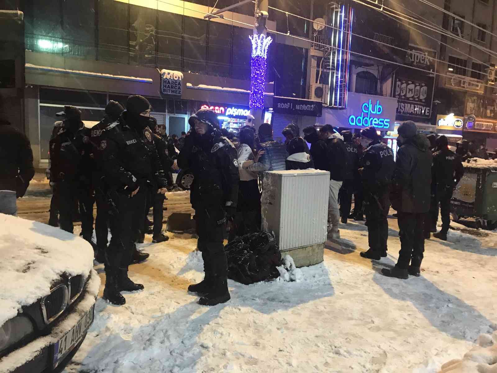 Eğlence mekanında bir kadını darp etti, dışarı atılınca dehşet saçtı Kocaeli’de gece kulübünde bir kadını darp eden şahıs mekandan dışarı atılınca kavga çıktı. Kavgada mekanın işletmecisi bıçaklanırken, dışarıya ...