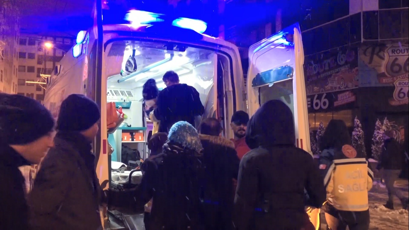 Eğlence mekanında bir kadını darp etti, dışarı atılınca dehşet saçtı Kocaeli’de gece kulübünde bir kadını darp eden şahıs mekandan dışarı atılınca kavga çıktı. Kavgada mekanın işletmecisi bıçaklanırken, dışarıya ...