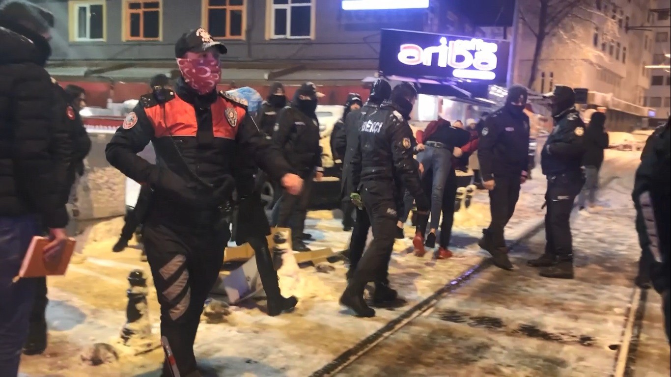 Eğlence mekanında bir kadını darp etti, dışarı atılınca dehşet saçtı Kocaeli’de gece kulübünde bir kadını darp eden şahıs mekandan dışarı atılınca kavga çıktı. Kavgada mekanın işletmecisi bıçaklanırken, dışarıya ...