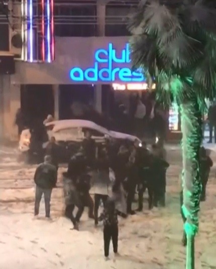 Eğlence mekanında bir kadını darp etti, dışarı atılınca dehşet saçtı Kocaeli’de gece kulübünde bir kadını darp eden şahıs mekandan dışarı atılınca kavga çıktı. Kavgada mekanın işletmecisi bıçaklanırken, dışarıya ...