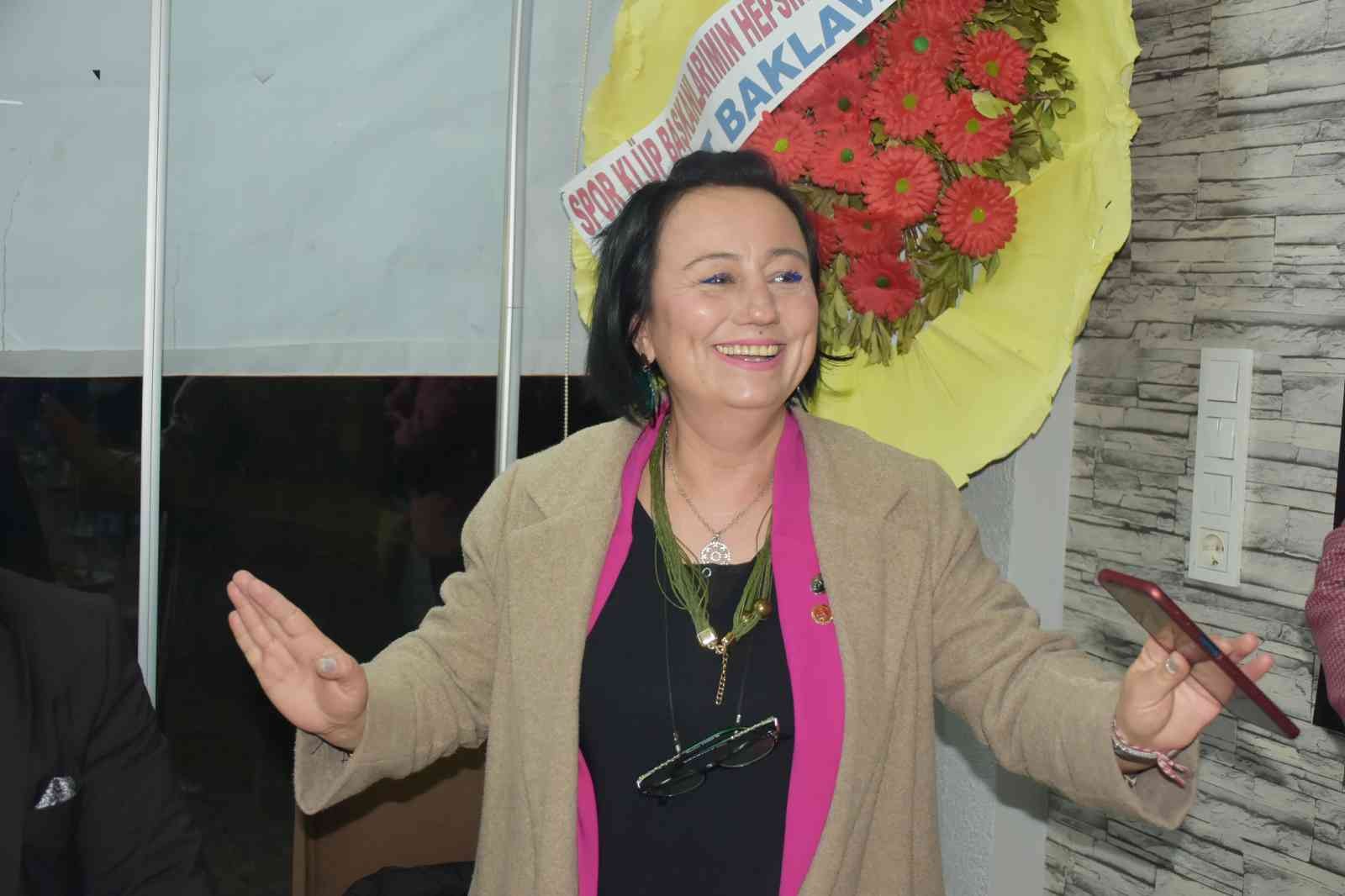 Elinin hamuruyla önce muhtar sonrada kulüp başkanı oldu Tekirdağ’da Şarköy ilçesine bağlı Hoşköy mahallesinin muhtarı olan Emine Açar, şimdi de mahallesinin spor kulübünün başkanı oldu. Tekirdağ’ın ...