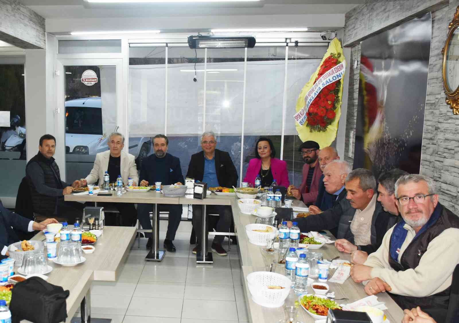 Elinin hamuruyla önce muhtar sonrada kulüp başkanı oldu Tekirdağ’da Şarköy ilçesine bağlı Hoşköy mahallesinin muhtarı olan Emine Açar, şimdi de mahallesinin spor kulübünün başkanı oldu. Tekirdağ’ın ...